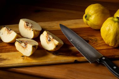 Tatlı marmelat ve jöle aşçısı için taze bıldırcın hazır, koyu ahşap arka planda..