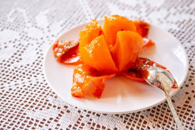 Lezzetli hurma meyvesi yemeye hazır, Braga, Portekiz.