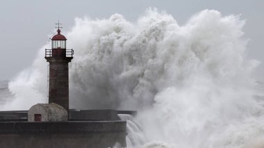 Portekiz, Oporto 'daki Felgueiras Deniz Feneri' nde 10 Metre Büyük Dalgalar.
