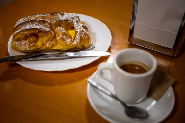 Una Taza Café Una Tibia Famoso Típico Pastel Braga Portugal —  Fotos de Stock
