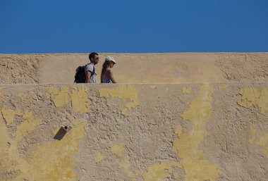 11 Ekim 2020, Sagres Kalesi, Sagres, Portekiz 'de tatilde olan bir çift..