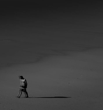 Sahilde sabah yürüyüşünde hayatı aşan Aldatmaca, Portekiz.