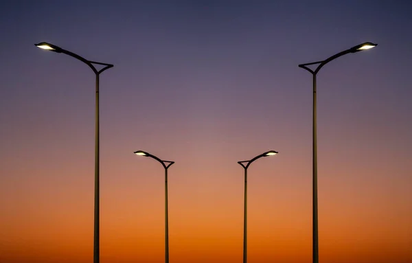 Gün batımında sokak lambaları, Vicentine Sahili, Alentejo, Portekiz.