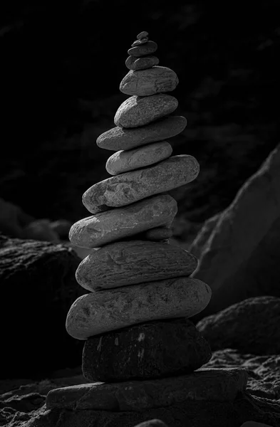 Een Zen Tower Gemaakt Van Ocean Stones Markeert Een Grot — Stockfoto