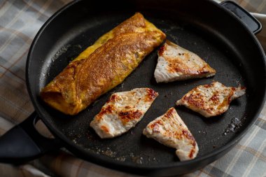 Izgara Peru bifteği omlet, ev yapımı öğle yemeği..