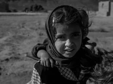 28 Mart 2007, Marakeş, Fas 'a yapılan off-road gezisi sırasında Çöl Çocukları siyah beyaz portresi.