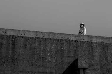 Maskeli bir kadının silueti, kilitlendikten sonra normal hayata dönüyor, Braga, Portekiz.