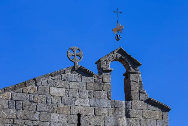 Αρχαία Εκκλησία Roof Ένα Άλογο Vane Wind Ενάντια Ένα Καθαρό — Φωτογραφία Αρχείου