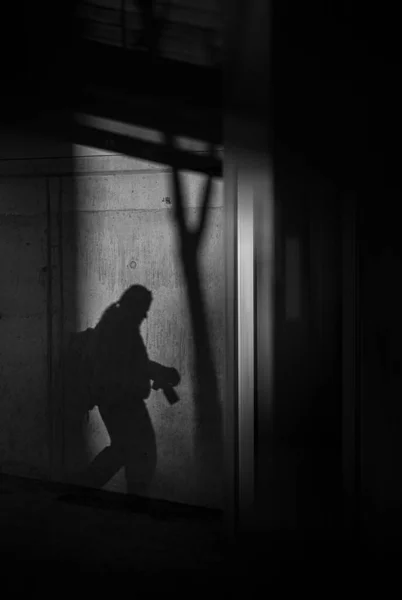 Chasing Light Shadows Straatsilhouet Van Een Fotograaf Shadow — Stockfoto