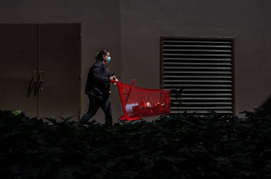 30 Haziran 2020, Portekiz, Braga 'daki Covid19 Salgını sırasında koruyucu maskeli sokak insanları.