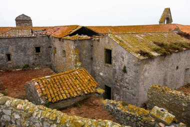 Portekiz, Caminha 'daki Insua Kalesi' nin içindeki terk edilmiş manastır..