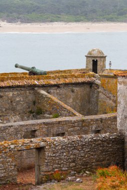 Portekiz, Caminha 'daki Insua Kalesi' nin içindeki terk edilmiş manastır..
