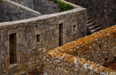 Portekiz, Caminha 'daki Insua Kalesi' nin içindeki terk edilmiş manastır..