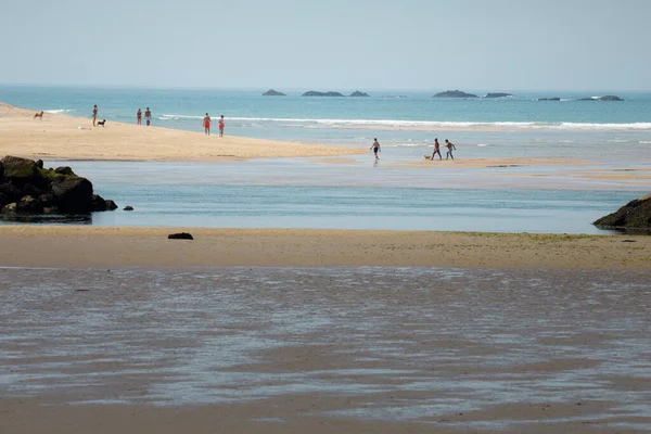 Personas Caminando Por Playa Por Mañana Durante Marea Baja Mar — Foto de Stock