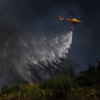 10 Ekim 2025, Portekiz, Povoa de Lanhoso 'daki Sao Mamede Dağı' nda bir dağ yangını üzerine düşen helikopter..