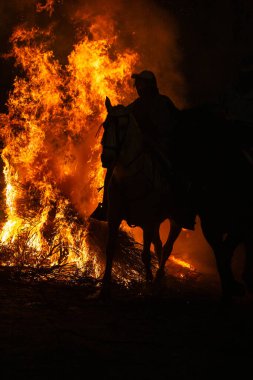 16 de Janeiro de 2025, atalarının ataları Las Luminarias ayini sırasında atalarının atalarının atalarından geçen siluetli bir binici, Avila, Espanha 'da gelenekleri, cesareti ve yanan bağlılığı belgeliyor..