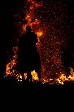 16 de Janeiro de 2025, atalarının ataları Las Luminarias ayini sırasında atalarının atalarının atalarından geçen siluetli bir binici, Avila, Espanha 'da gelenekleri, cesareti ve yanan bağlılığı belgeliyor..