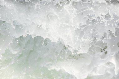 Göksel Okyanus Dalgaları: Kıyı boyunca köpük, hareket ve ışık üzerine soyut çalışmalar.