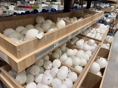 Güzel dekore edilmiş bir Noel ağacı bir alışveriş merkezinin ortasında ışıl ışıl parlıyor. Tatil ruhunu zarif süslemeler ve parıldayan ışıklarla yakıyor..