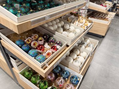 Çarpıcı Noel ağacı süslemeleri kalabalık bir alışveriş merkezine sıcaklık ve tatil büyüsü getirerek her yaştan ziyaretçiler için neşeli bir atmosfer yaratıyor..