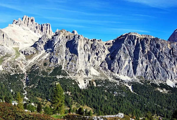 Lagazuoi Гранде, Cima Falzarego, Col де Босе та Rozes піку у регіоні Доломітові Альпи — стокове фото