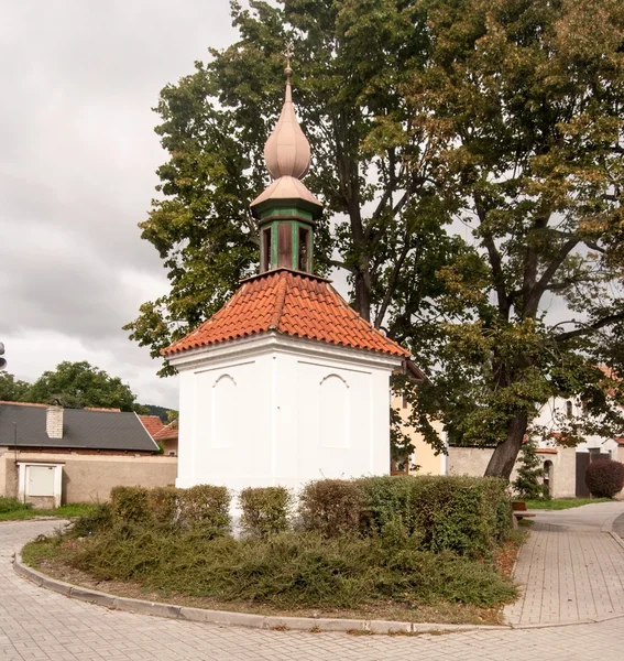 Capilla en la aldea de Treban en Bohemia Central — Foto de Stock