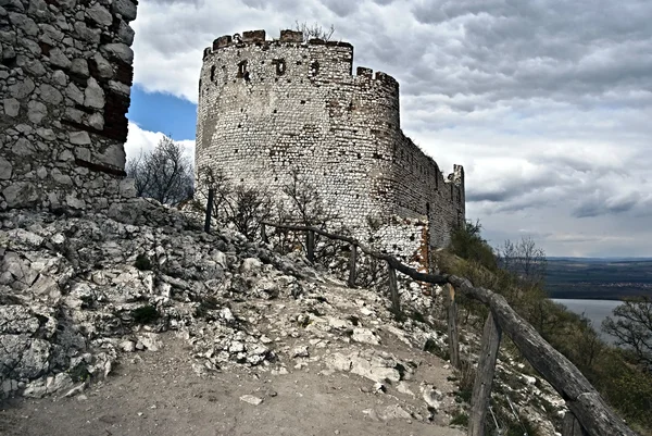Ruïnes van het kasteel van Devicky in Palava-gebergte in Zuid-Moravië boven Nove Mlyny waterreservoir — Stockfoto