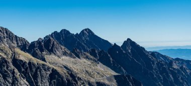 Vychodna Vysoka dağ zirvesinden Lomnicky stit, Pysny stit, Javorovy stit ve Prostredny hrot 'a kadar Slovakya' daki Vysoke Tatry dağlarında.