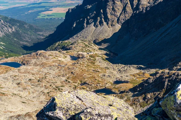 スロバキアのVysoke Tatry山のZboj Nickaチャタ小屋と湖とVelka Studena Dolina谷 — ストック写真