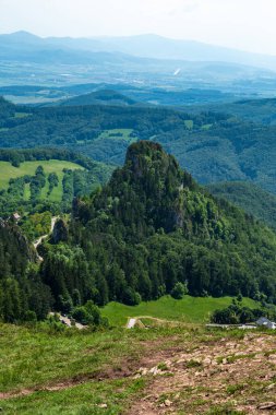 Slovakya 'nın Biele Karpaty dağlarındaki Vrsatske Podhradie köyünün yukarısındaki Chmelova tepesinden görüntü