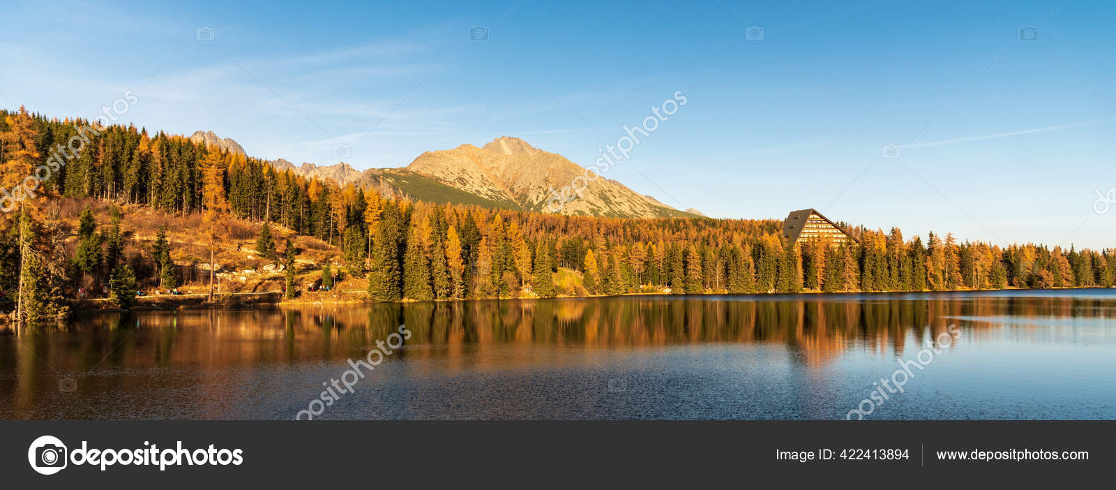 Strbske Pleso See Mit Gipfeln Hintergrund Und Bunten Baumen Herbst Stockfotografie Lizenzfreie Fotos C Honza286 Depositphotos