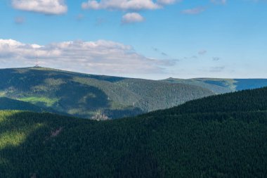 Övgüye layık, Petrovy kameny ve Vysoka deliği Rysi skala bakış açısından Çek Cumhuriyeti 'nin Jeseniky dağlarındaki Kouty nad Desnou tatil beldesinin yukarısında