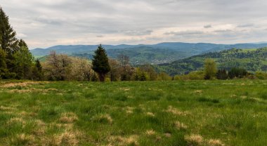 Beskid Slaski dağlarının manzarası Wisla tatil köyü ve Czantoria Wielka tepesinden tepeler Polonya 'nın Czech sınırlarında bahar günü
