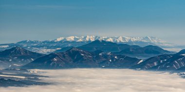 Slovakya 'da kışın Velka Fatra dağları ve Velky Choc tepesi Feom Velka luka tepesi ile Tatra dağlarının muhteşem manzarası
