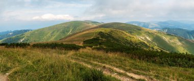Velka Fatra dağlarının en yüksek kısmı Slovakya 'daki Krizna Tepesi zirvesinden çoğunlukla bulutlu bir sonbahar günü.