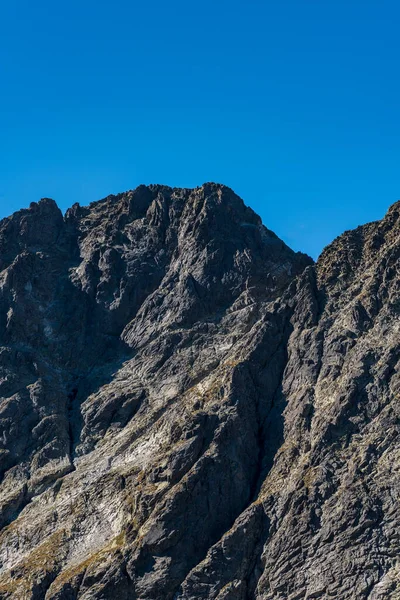 澄んだ空と秋の朝の間にスロバキアのVysoke Ttry山のPolsky HrebenサドルからGerlachosky Stist山のピーク — ストック写真