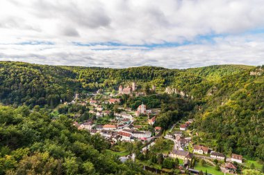 Avusturya 'nın Hardegg kentinde Hardeggska vyhlidka manzaralı Hardeggska vyhlidka manzaralı harabe şatosu ve Thaytal ve Podyji milli parklarının güzel manzarası