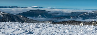 Slovakya 'daki Mala Fatra dağlarındaki Boboty Tepesi' nden tepeleri olan Stefanova köyüne bakın.