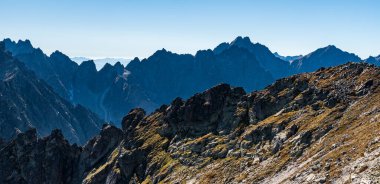 Slovakya 'daki Maly Svistovy' den gelen şaşırtıcı Vysoke Tatry dağları, sonbahar öğleden sonrası boyunca pek çok tepe ve açık gökyüzü ile dik dağ zirvesi