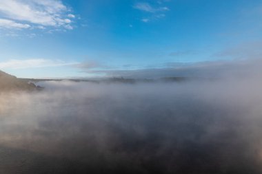Çek Cumhuriyeti 'nin Dyje nehri üzerindeki Vranovska barajında mavi gökyüzü ile sonbahar sisli sabahı