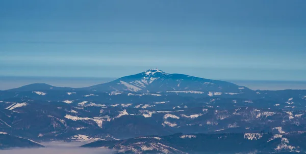 从斯洛伐克冬季马拉法特拉山Martinske孔上的Veterne山看捷克共和国Moravskoslezske Beskydy山的Lysa Hora山 — 图库照片