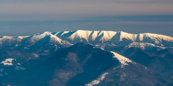 从斯洛伐克冬季马拉法特拉山区Krizava山俯瞰Velka Fatra山附近的Nizke Tatry山的西端 — 图库照片