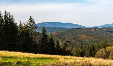 Czech 'teki Moravskoslezske Beskydy dağlarındaki Masarykova Chata kulübesi yakınlarındaki Beskyd tepesinden Smrk tepesi - güzel sonbahar günü Slovakya sınırları