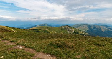 Slovakya 'daki Velka Fatra dağlarında Ostredok Tepesi zirvesinden mavi gökyüzü ve bulutlarla birlikte görüntüler
