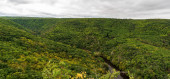 hluboké říční údolí s kopci pokrytými raně podzimním listnatým lesem - pohled z Sealsfielduv kamen v Národním parku Podyji u města Znojma