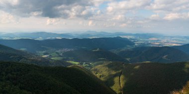 Slovakya 'daki Mala Fatra dağlarının güneyindeki Klak tepesinden görüntü