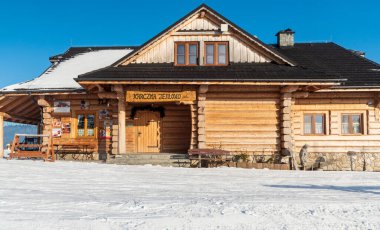 Karczma Jedloko Wisla 'nın yukarısındaki Cienkow tepesinde kışın Beskid Slaski dağları Polonya' da