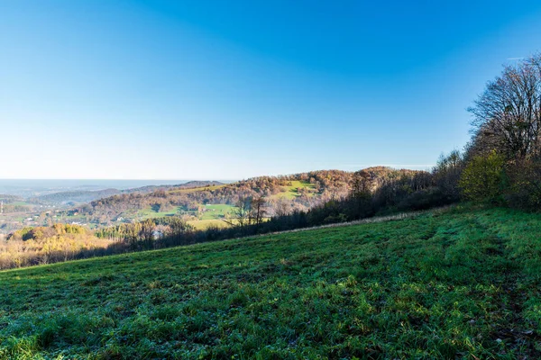 Spätherbstliche Hügellandschaft Mit Wiesen Kleineren Hügeln Wald Und Klarem Himmel — Stockfoto