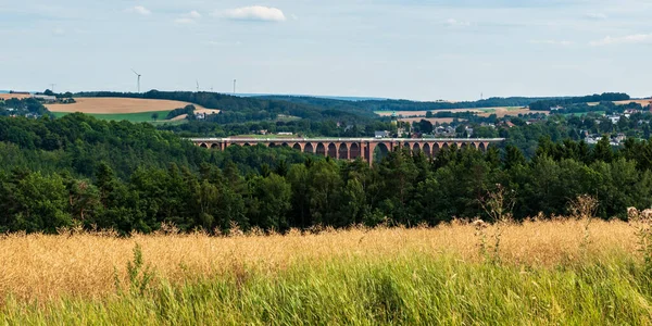 Σιδηροδρομική Γέφυρα Goltzschtalbrucke Την Πόλη Netzschkau Στο Παρασκήνιο Από Δρόμο — Φωτογραφία Αρχείου