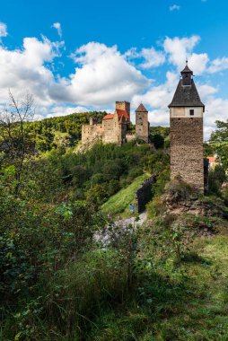 Avusturya 'daki Thaya nehrinin yukarısındaki Hardegg şatosu Çek Cumhuriyeti' nin tahta kurucularının yanında.